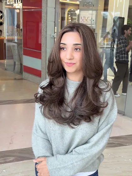 A perfect look achieved without any bleach. This shows that you can get a beautiful, dimensional brown hair color while keeping your hair healthy and strong.