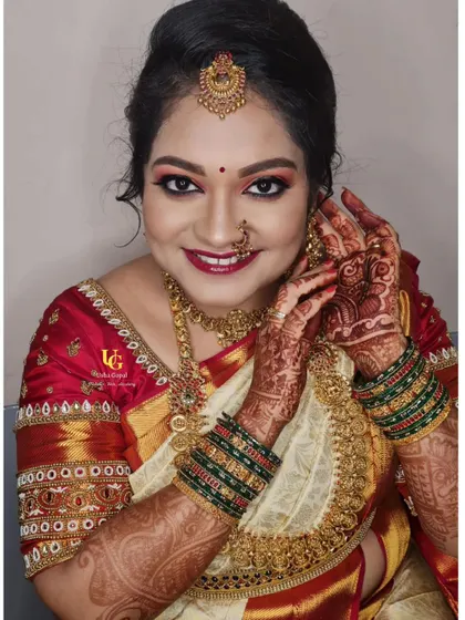 I love this pose. It shows off Akshatha's intricate henna design and the beautiful details of her bridal look.