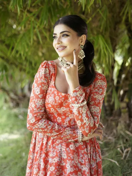 A final look at this cheerful and elegant orange floral Anarkali.