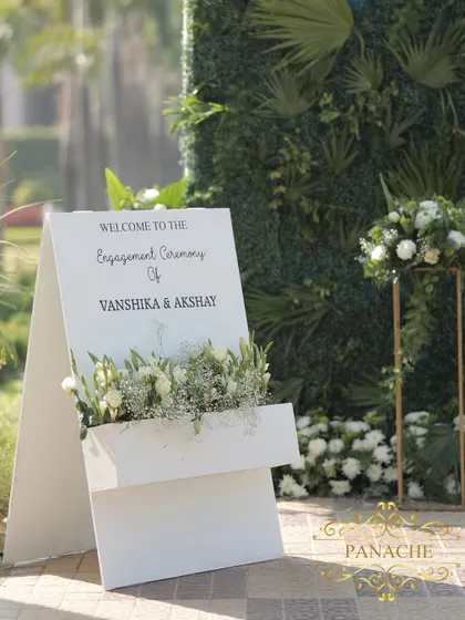 The welcome sign in its setting, placed at the entrance to the garden.