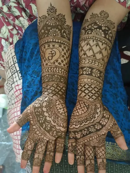 A duplicate image of the engagement mehendi with the initial 'P' in a heart.