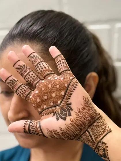A different angle of this chic back of hand design. It’s simple, elegant, and so beautiful.