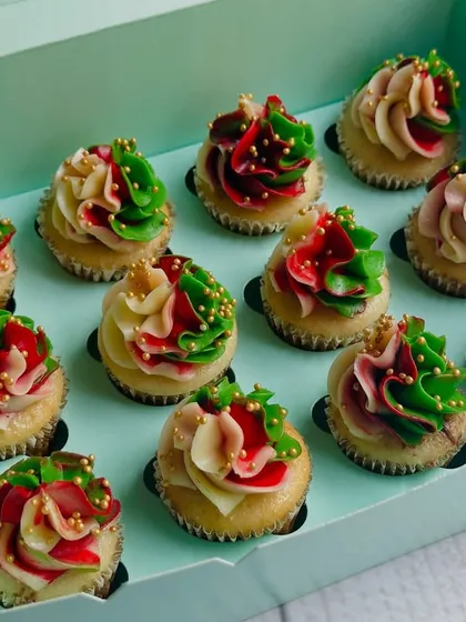 This box of Christmas mini cupcakes features my vanilla cake base, also filled with Nutella and ganache and topped with the festive ombré buttercream.
