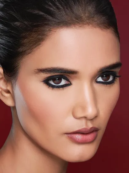This look showcases a bold, graphic kohl eyeliner, demonstrating my ability to create high-impact, editorial-style makeup. It’s a perfect inspiration for a dramatic cocktail or sangeet night look that is both modern and timeless.