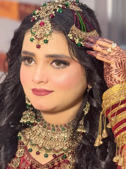 This Walima bride looks absolutely regal. Her makeup is perfectly balanced with her heavy jewelry, featuring a soft eye look and a matte lipstick that lets her accessories shine.