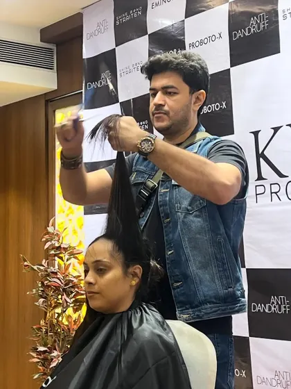 A photo from one of my live workshops in early 2024, demonstrating a precision haircutting technique.