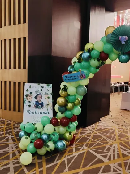 A welcome sign and balloon arrangement at the entrance of a jungle-themed party, giving guests a hint of the adventure inside.