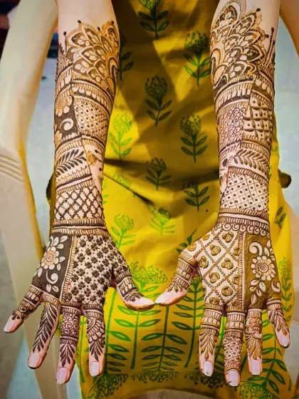 This back-of-hand design combines a jaali pattern with leafy vines and other traditional motifs for a full and intricate look.