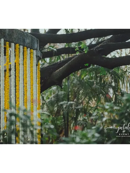 A duplicate image of the elegant and minimalist floral decoration.