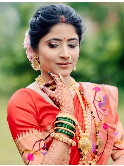 Sanyukta was the epitome of minimal and neutral makeup for her wedding ceremony. The look was all about enhancing her naturally beautiful skin.