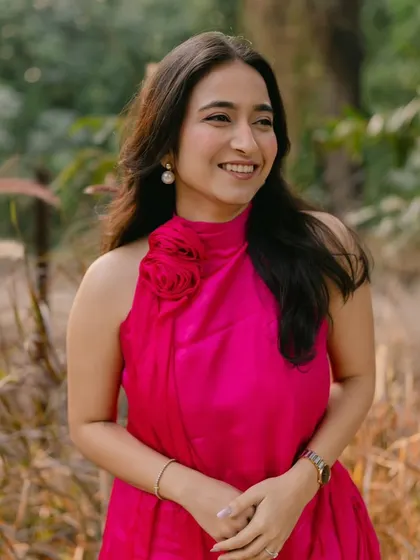 A minimalistic and fresh look for a cocktail sundowner. The bright pink dress is complemented by clean makeup and effortless waves.