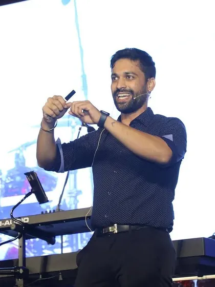 A bit of close-up magic for the audience at the Karnataka Golf Association. These small, visual tricks are perfect for creating moments of wonder in a more intimate setting.
