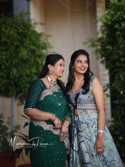 A duplicate of 159, showing the mother-daughter duo.