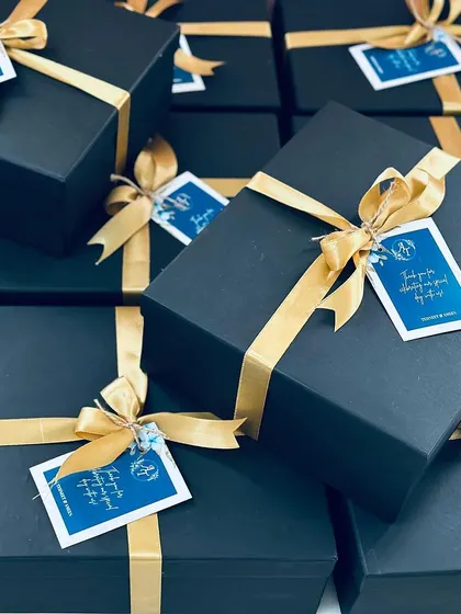 Another shot of the elegant black and gold favor boxes, perfect for a modern and sophisticated wedding.