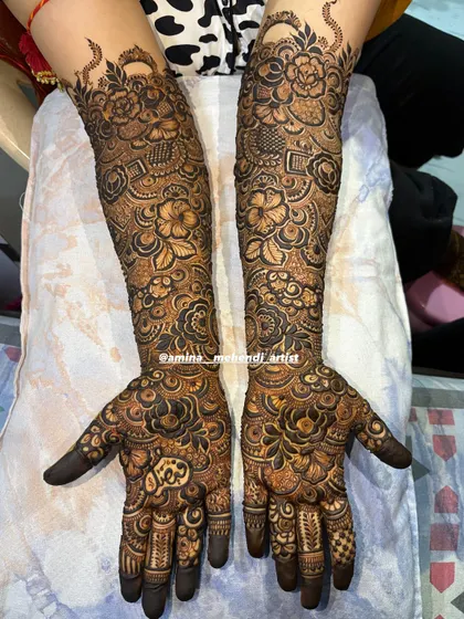 This is an example of my signature full-arm floral mehendi. I love creating dense, intricate patterns with elements like roses, paisleys, and detailed fillers to give you a rich and traditional look for any celebration.