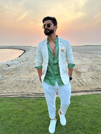 A breezy, stylish look for a beachside event in Bahrain. The combination of a linen blazer and a relaxed shirt is perfect for a sundowner.