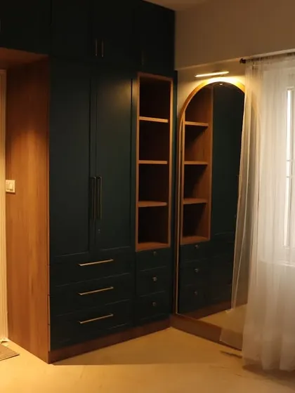 This deep green isn’t just a color, it’s a whole mood. This wardrobe, with its integrated mirror and open shelving, has serious main character energy.