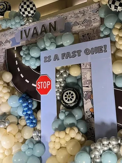 Another angle of the Mickey Mouse photo frame, showing the dense balloon work and tire details.