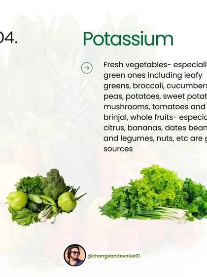 This graphic lists foods to eat during your period, categorized by key nutrients like potassium from leafy greens and bananas.