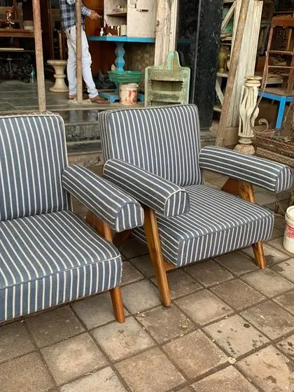 A front-facing view of the pair of lounge chairs.