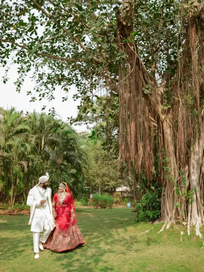 A grand, sweeping shot under a magnificent banyan tree. We use epic natural landscapes to create stunning, cinematic portraits for our couples.