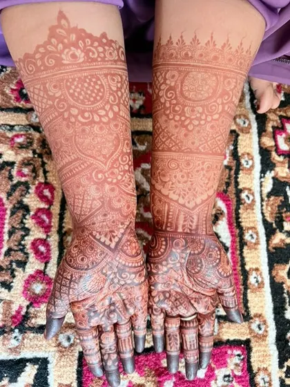 The final stain result of a heavy, full-coverage mehendi design.