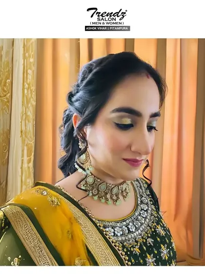 Getting ready for Karwa Chauth with a touch of gold. This festive look features a stunning golden-green eyeshadow that catches the light beautifully, paired with a simple hairstyle.