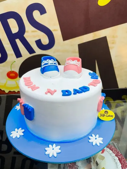 A 2kg "Mom & Dad to Be" cake with adorable fondant baby shoes in pink and blue.