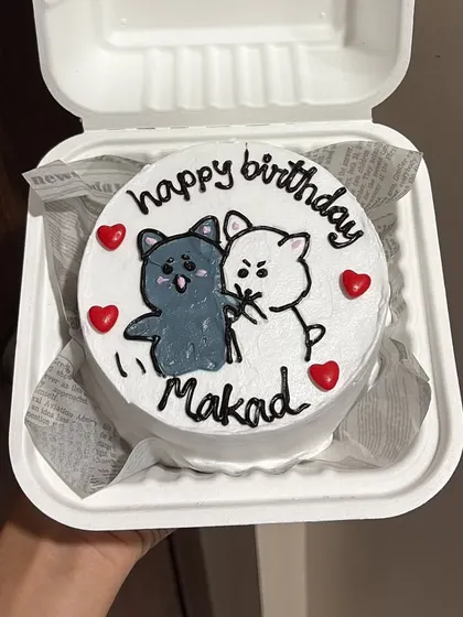 A playful bento cake for a friend with the nickname "Makad" (monkey), featuring two cute cartoon bears.