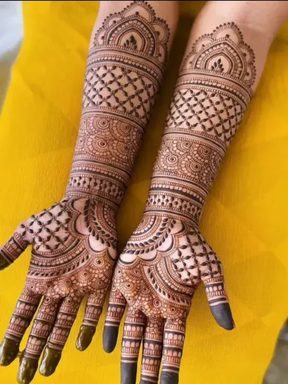 This design showcases a classic jaal pattern on the fingers and a detailed pattern on the arms. The combination of different textures makes the design visually interesting.