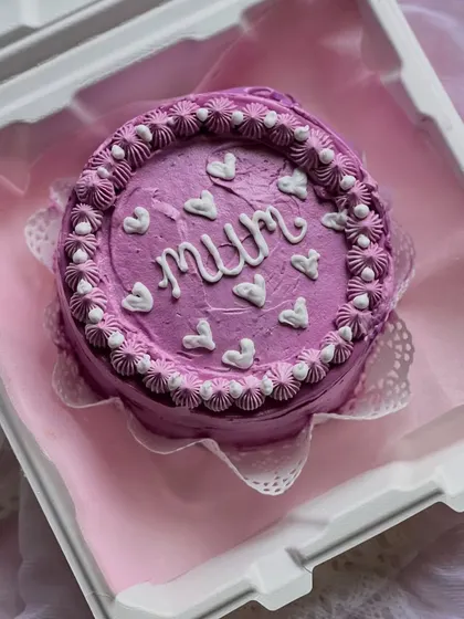 A lovely purple bento cake, perfect for telling your mum you love her. These mini cakes are great for a personal celebration and can be customized with your own message.