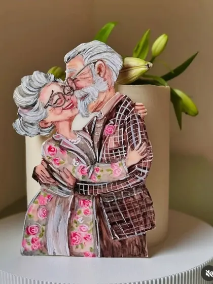 A love story that never gets old. This cake features a beautifully hand-painted edible image of an elderly couple.