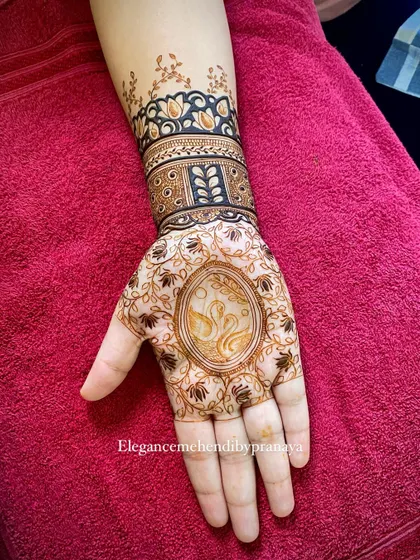 A delicate design featuring two swans in the center of the palm, surrounded by a floral wristband.