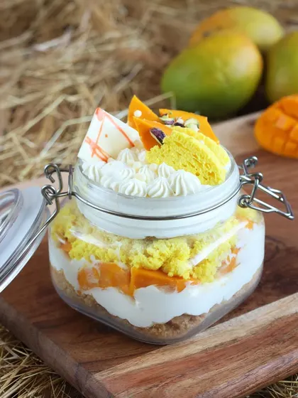 Our Mango Cheesecake Jar is a portable delight. It combines a crunchy biscuit base with creamy cheesecake filling and a generous topping of fresh mango and white chocolate.