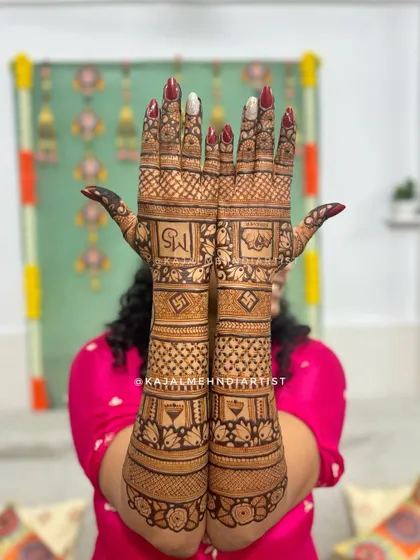 The full view of the backhand bridal henna, a true statement piece for any bride.