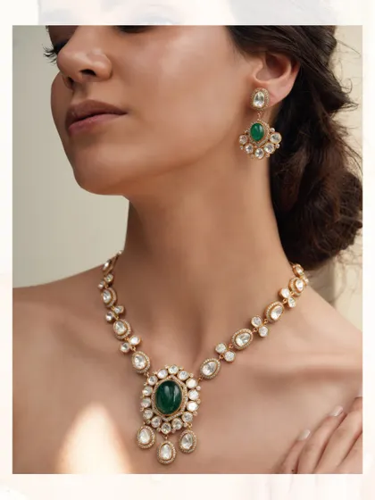 A simple yet stunning necklace with a central emerald and polki pendant.