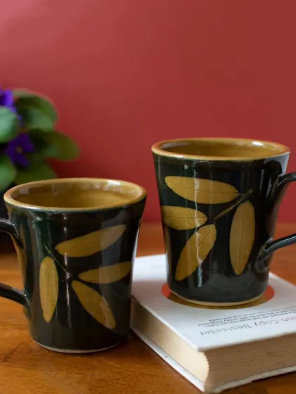 The Lantana mug design is also available in this striking black and gold combination. The contrast is bold yet elegant, making it a beautiful statement piece for your collection of mugs.