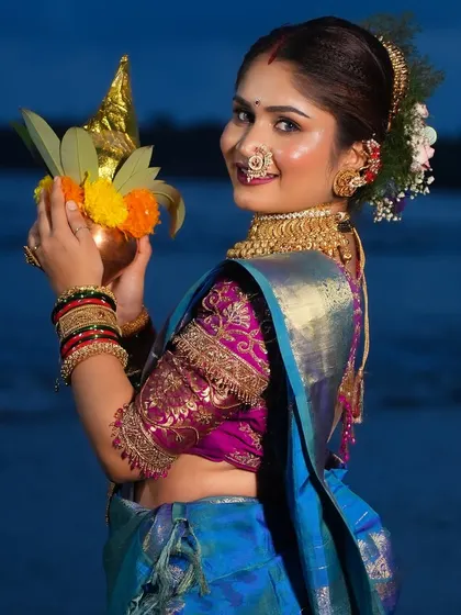 A joyful smile from our Koli bride celebrating Narali Purnima. The entire look, from the saree to the makeup, is a tribute to the rich traditions of Maharashtra.