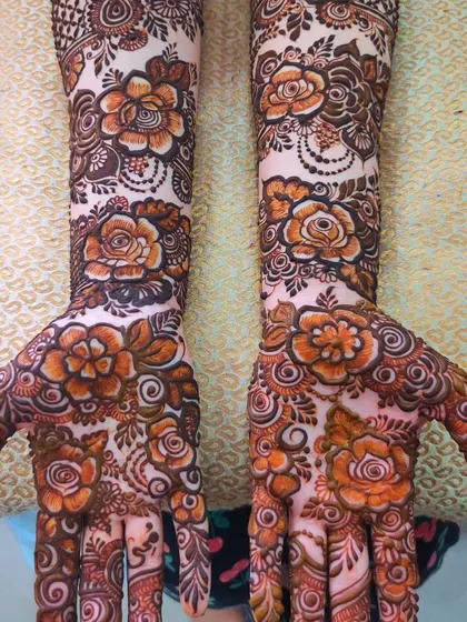 The color on this floral bridal design is so warm and rich. This is the beautiful result of my organic henna.