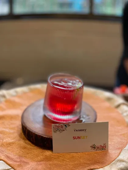The vibrant red of our Sunset mocktail is as delightful as its taste. This drink adds a pop of color and flavor to your beverage menu, perfect for evening networking events.