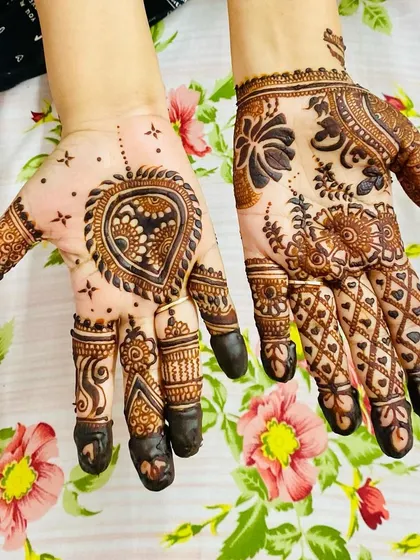 A unique design combining a large heart motif on one hand with a traditional jaal and floral pattern on the other. The fingertips are fully covered for a classic touch.