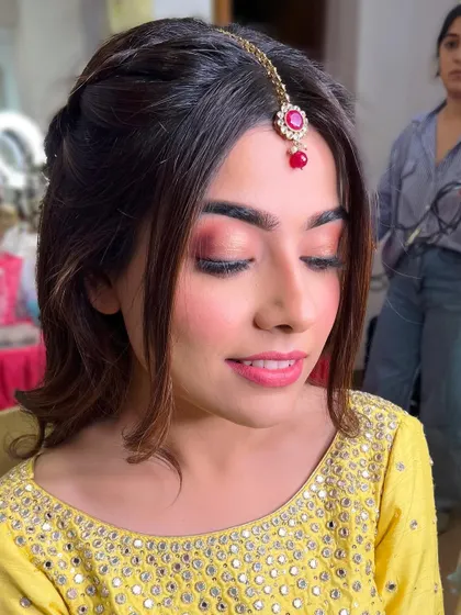 A close-up of this pretty Haldi look. The soft pink eyeshadow and matching lip color create a fresh and youthful vibe, perfect for a daytime ceremony.