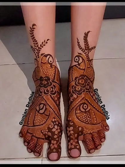 A classic peacock design for bridal feet. The feathers of the peacock flow gracefully up the ankle, creating an elegant and timeless look.