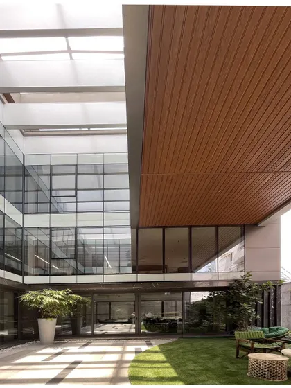 This office block is designed around a central green courtyard with a glass facade. This allows natural light to penetrate deep into the building and provides all workspaces with a view of nature.