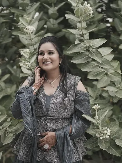 A lovely portrait of Sahana. Her smile is radiant, and the makeup is fresh and natural.