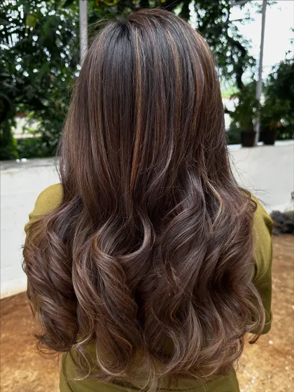 Getting her vacay hair ready. These effortless waves and sun-kissed highlights are perfect for a beach holiday.