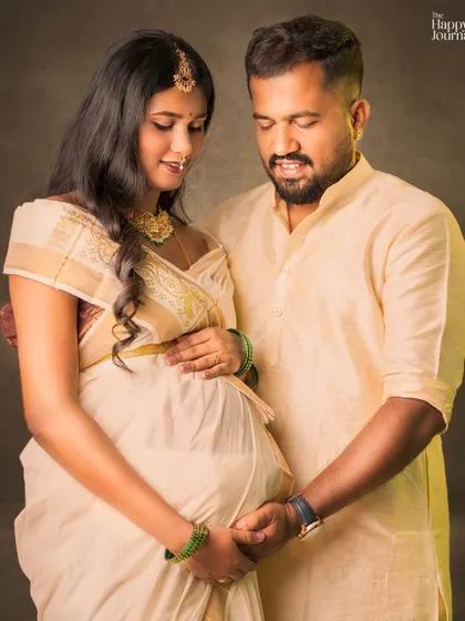 The connection between parents-to-be is central to my photography. This shot focuses on their hands and loving gaze, a perfect memory of their shared journey.