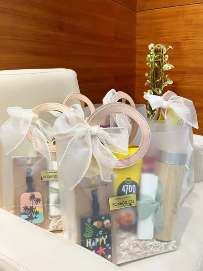 Planning a beach wedding? These tropical-themed gift bags are perfect for a bridal shower or as welcome gifts for guests. They include a water bottle, luggage tag, and other beach essentials.
