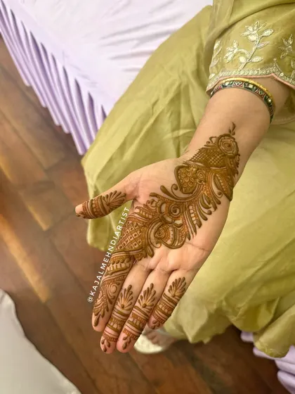 A classic Arabic henna design. The flowing vine pattern with bold leaves and delicate fills is a timeless choice that looks beautiful on everyone.