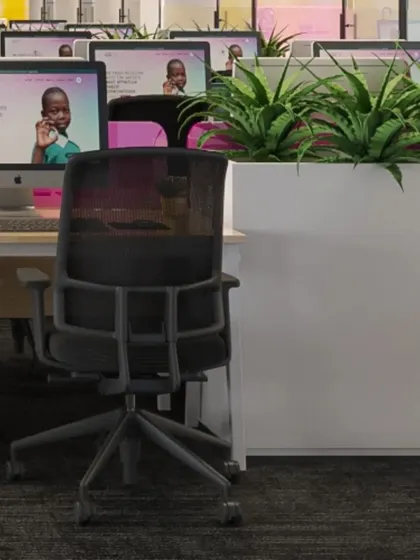 Detail of the planters used as dividers between workstation clusters. Incorporating greenery into the office design is a key part of our focus on creating healthy and sustainable work environments.